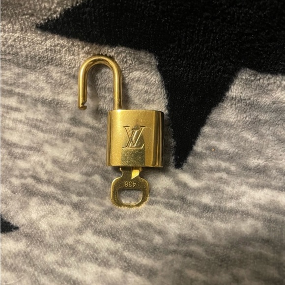 Louis Vuitton Lock and Key #438 - Picture 5 of 6